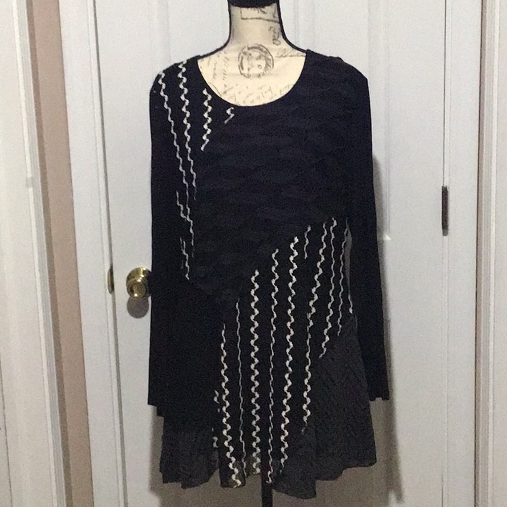 Tunic. Black & white